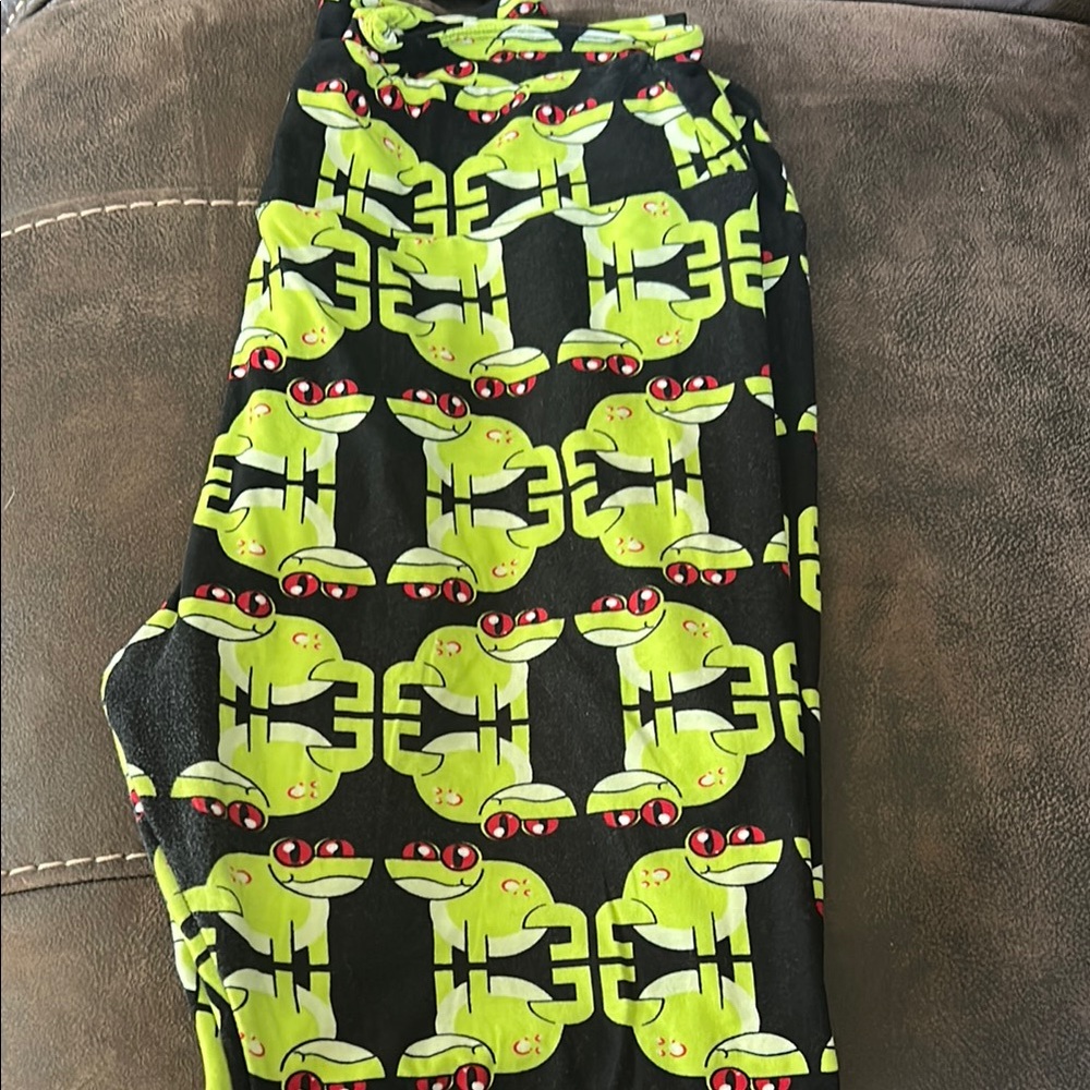 LuLaRoe Black and Green Frog Leggings